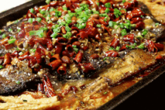 网红烤鲤鱼,香飘四溢的美食传奇