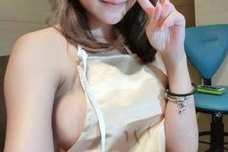 蜜桃久久久裸体美女真人照,绝美身材惊艳亮相，网友直呼“真人比照片还美”！”