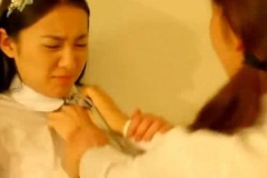 扒美女衣服强行吃胸,扒衣强食事件背后的惊人真相